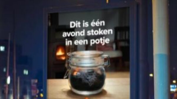 Poster van een potje met fijnstof veroorzaakt door stoken met een houtkachel