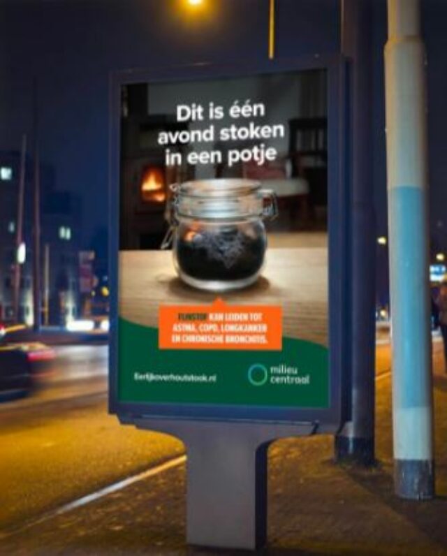 Poster van een potje met fijnstof veroorzaakt door stoken met een houtkachel